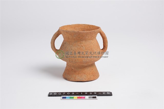 侈口低折腹平底雙豎把圈足小陶罐