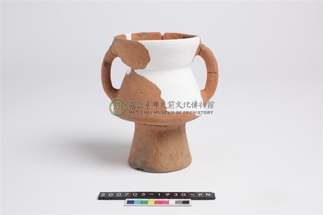 侈口斂唇低折腹平底雙豎把高圈足罐