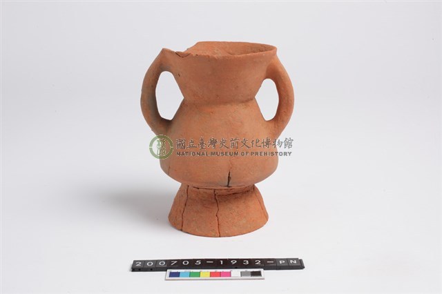 侈口低折腹平底雙豎把圈足罐