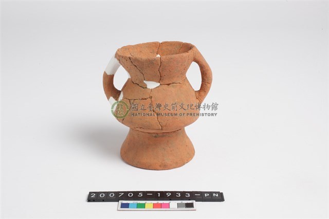 侈口斂唇低折腹圓底雙豎把圈足罐