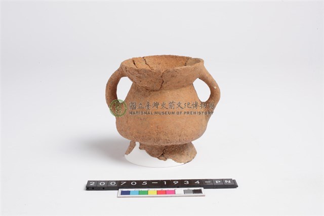 侈口折腹平底雙豎把圈足小陶罐