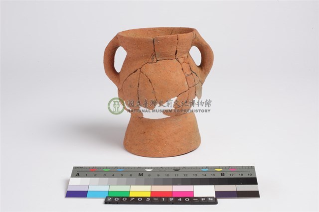 侈口斂唇圓腹平底雙豎把圈足罐