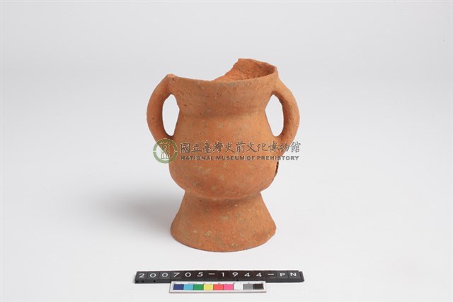 侈口斂唇圓腹平底雙豎把圈足罐