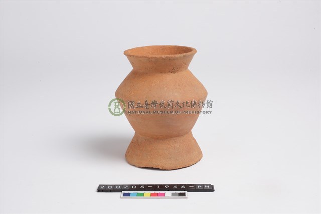 侈口平唇折肩平底圈足罐