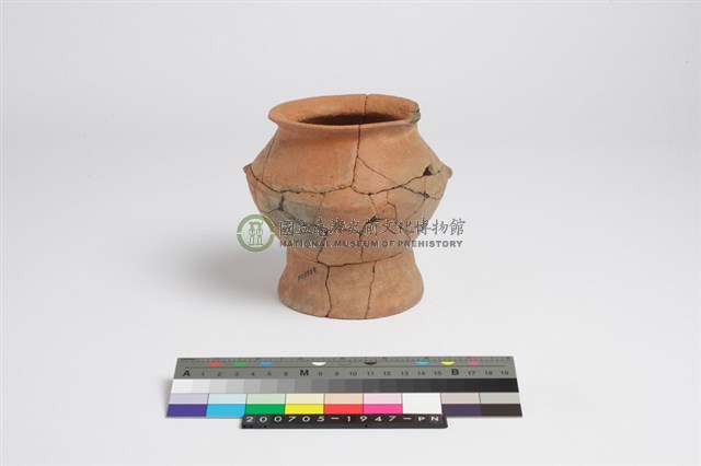 翻沿折肩帶鈕圓底圈足罐