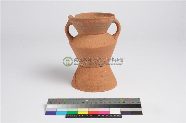 侈口斂唇折肩圓底雙豎把圈足罐