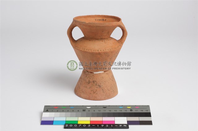 侈口斂唇帶紋折肩平底雙豎把圈足罐