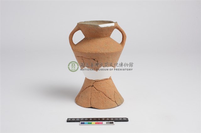 侈口斂唇帶流帶紋折肩平底雙豎把圈足罐