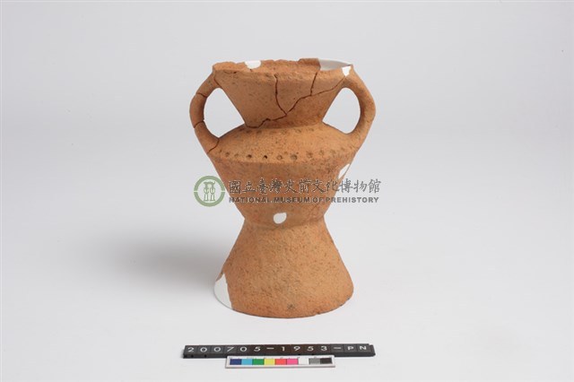 侈口斂唇帶紋折肩平底雙豎把圈足罐