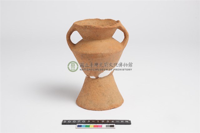 侈口斂唇折肩平底雙豎把圈足罐