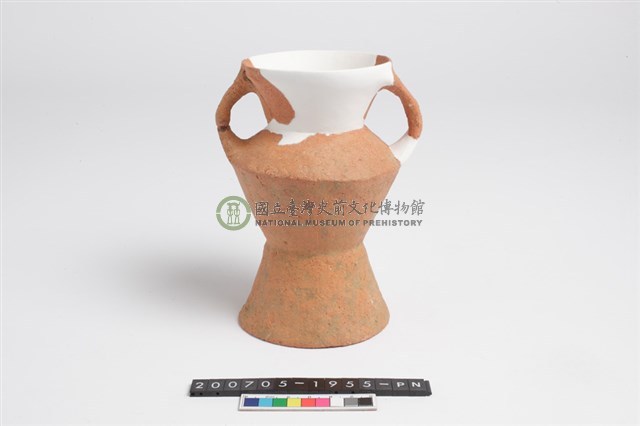 侈口斂唇折肩平底雙豎把圈足罐