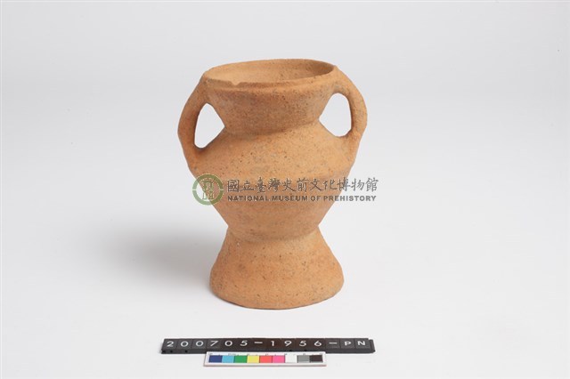 侈口斂唇折肩圓底雙豎把圈足罐