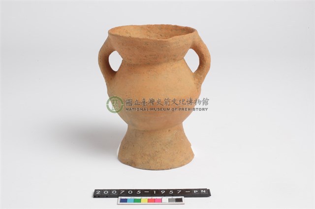 侈口斂唇帶流折腹圓底雙豎把圈足罐