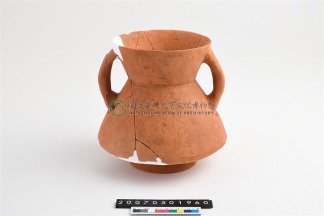 侈口折底腹雙豎把矮圈足罐