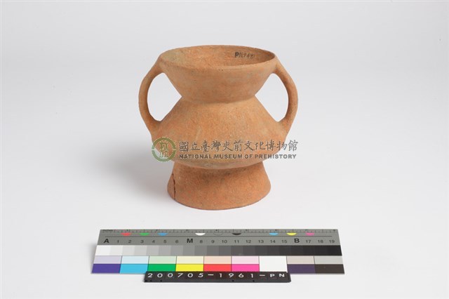 侈口斂唇底折腹雙豎把圈足罐