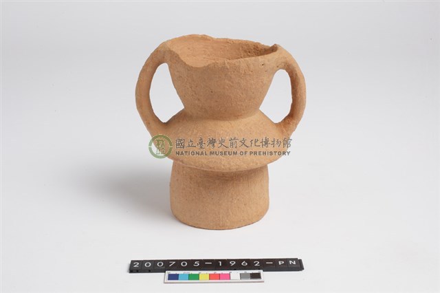 高侈口斂唇低折腹雙豎把高圈足罐