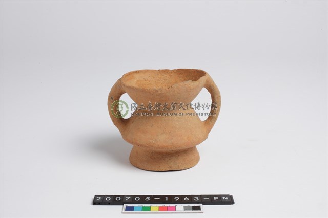 侈口斂唇低折腹雙豎把圈足小陶罐