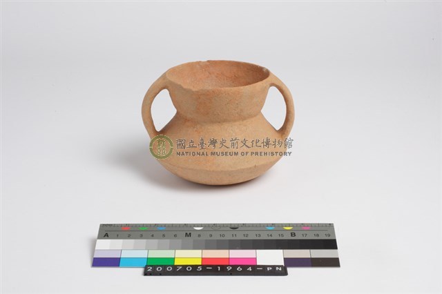 侈口斂唇折腹凹底帶紋雙豎把罐