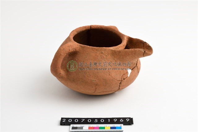 單把帶壺嘴折腹凹底陶容器