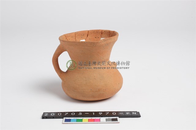 侈口斂唇帶流平底單把帶紐小陶器