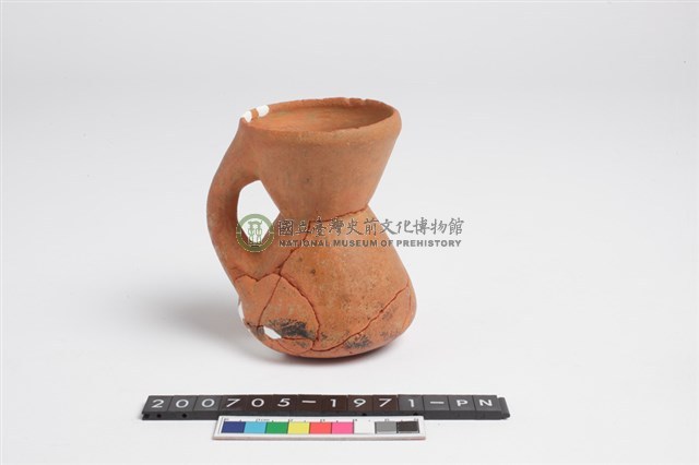 侈口斂唇平底單把小陶器