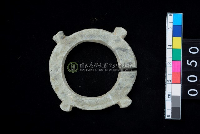 帶四突起環狀玦形耳飾