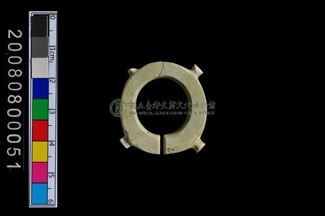 帶四突起環狀玦形耳飾