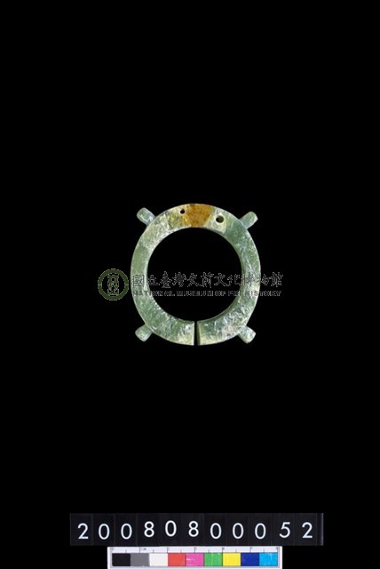 帶四突起環狀玦形耳飾