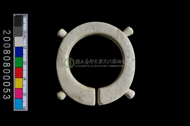 帶四突起環狀玦形耳飾