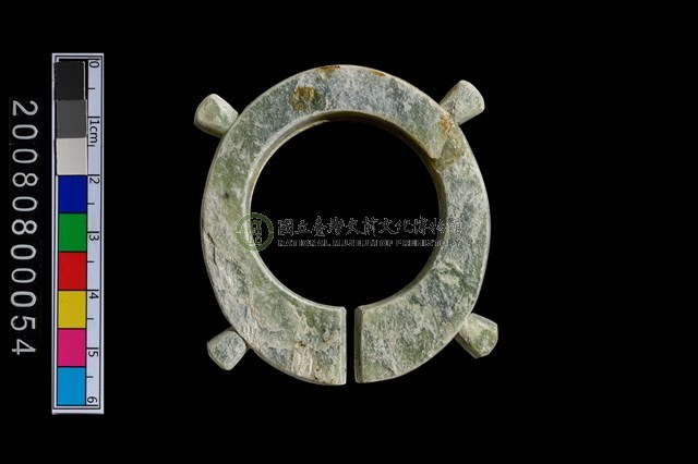 帶四突起環狀玦形耳飾