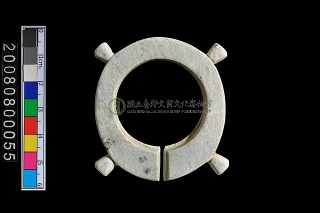 帶四突起環狀玦形耳飾