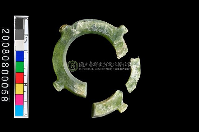 帶四突起環狀玦形耳飾