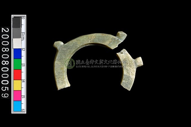 帶四突起環狀玦形耳飾