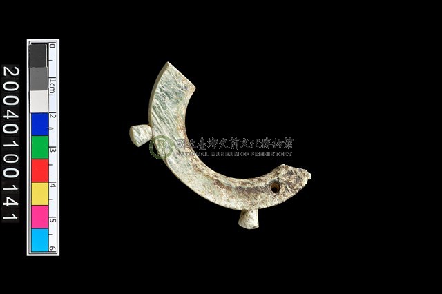 帶四突起玦形耳飾