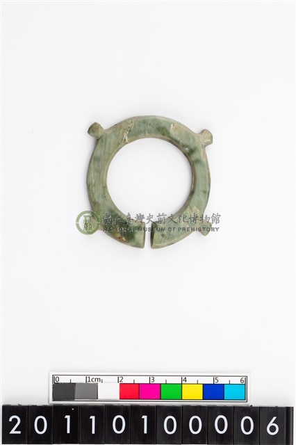 帶四突起玦形耳飾