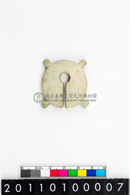 帶四突起圓核型玦形耳飾