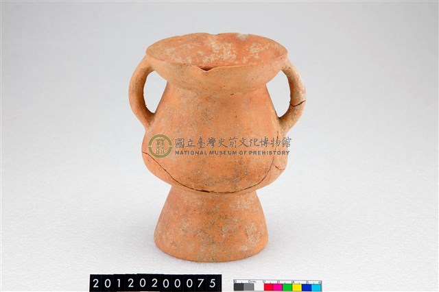 雙豎把帶流圈足陶罐