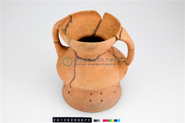 雙豎把圈足陶罐