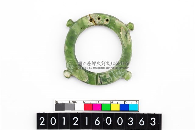 帶四突起玦形耳飾