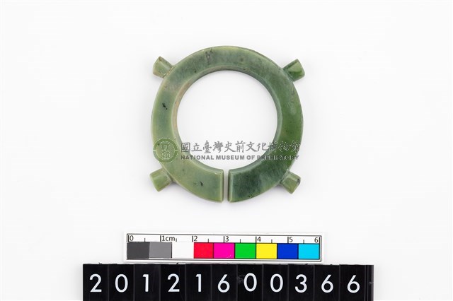 帶四突起玦形耳飾