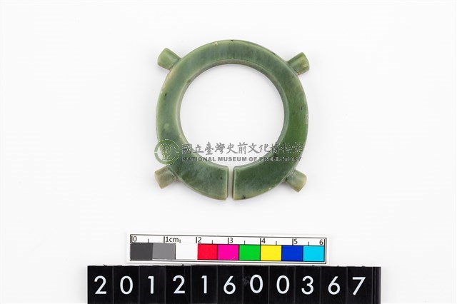 帶四突起玦形耳飾