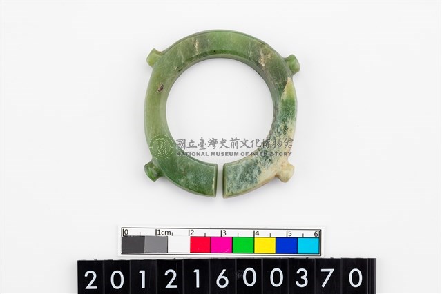 帶四突起玦形耳飾