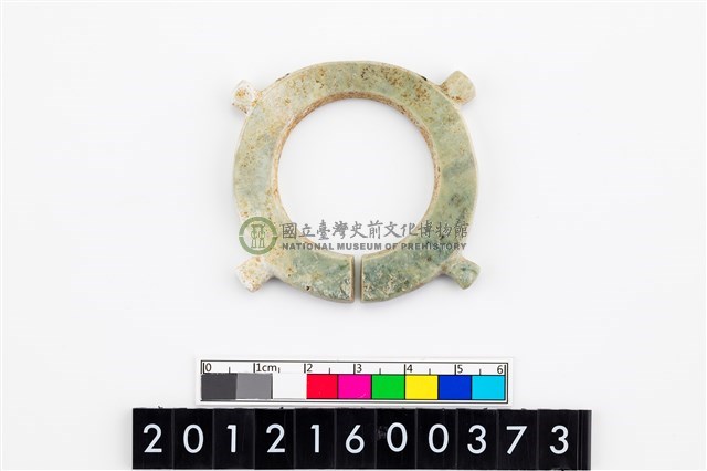 帶四突起玦形耳飾