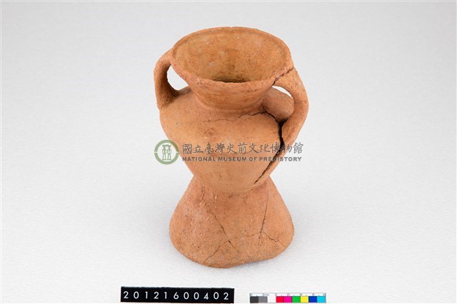 雙豎把圈足陶罐