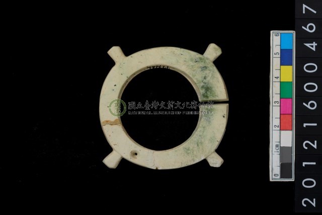 帶四突起玦形耳飾