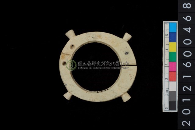 帶四突起玦形耳飾