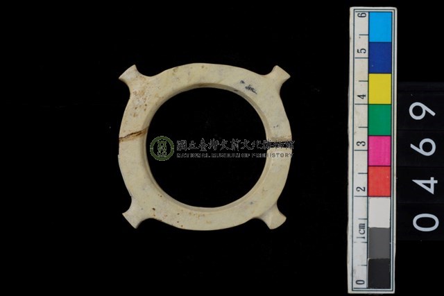帶四突起玦形耳飾
