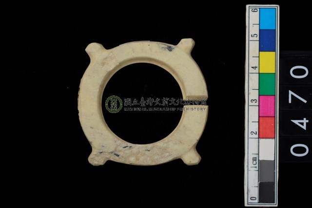 帶四突起玦形耳飾