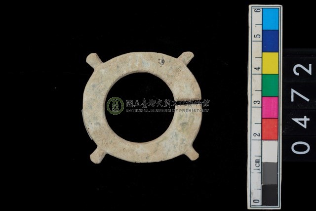 帶四突起玦形耳飾