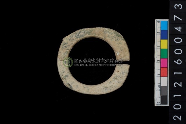 帶四突起玦形耳飾